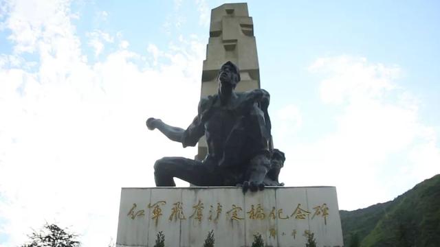 泸定桥简介 资料，泸定桥简介（记者再走长征路 ， 泸定桥）