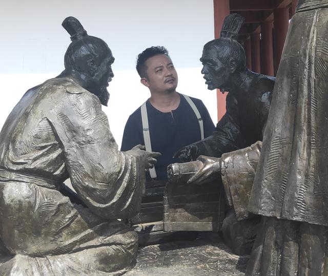 吴琼第一任老公熊汝霖，吴琼有过几个丈夫（“我的城我的歌”来董子文化街取景拍摄。）