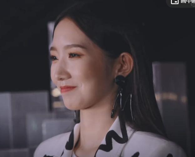 明日之子第三季王木男出场，王木男表演《月亮警察》惊艳全场获高赞