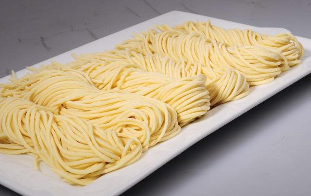 鸡蛋面条的做法，鸡蛋煮面条的做法简单（分享筋道鸡蛋面条的做法）