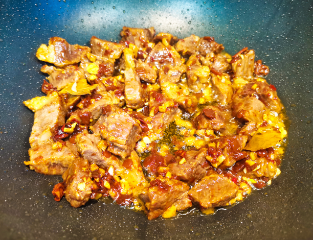 土豆炖多久会烂，土豆轻松炖烂的技巧（热乎的西红柿土豆炖牛肉半小时就可以出锅）