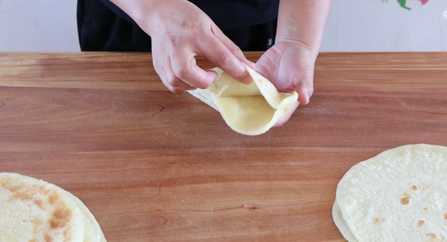 烙春饼怎么和面，馅饼面怎么和面（学会这个和面配方：做出家常饼）