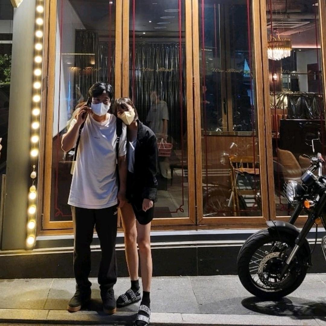 李秀根老婆,和妻子朴智妍深夜街头浪漫约会