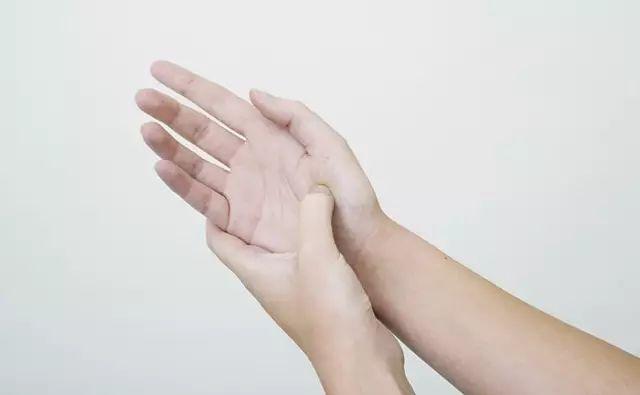 最有效瘦手臂穴位按摩法，瘦手臂的按摩手法（治好你的颈椎病、气管炎……）