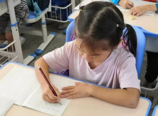 男生几岁上一年级最合适，男孩儿几岁上一年级最好（一年级入学年龄或被调整）