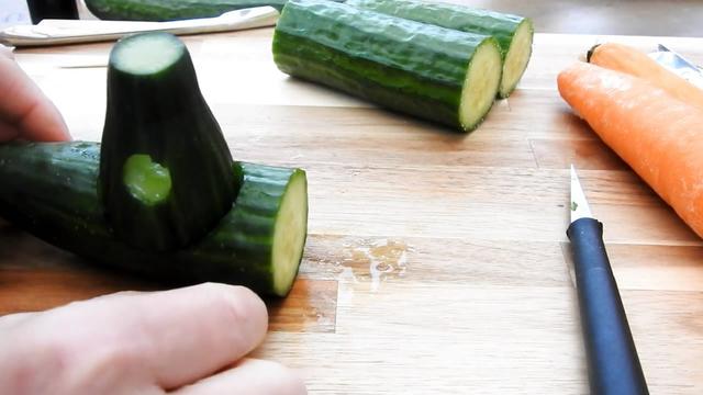 如何雕刻胡萝卜花，胡萝卜花怎么雕刻（用黄瓜和胡萝卜雕刻小火车的方法）