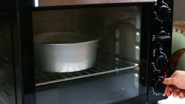 烤蛋糕需要准备什么材料，初学者做蛋糕需要些什么食材（出炉瞬间被烧光）