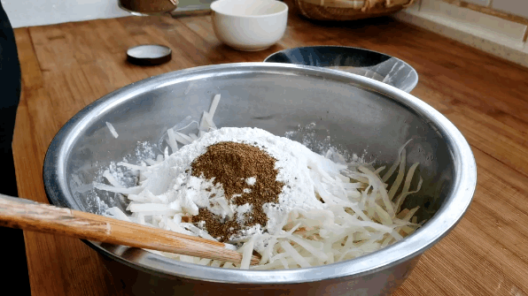 洋芋擦擦的做法，洋芋擦擦的制作做法（西北特色美食洋芋擦擦）