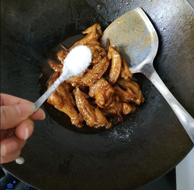 冷冻鸡肉怎么做好吃又嫩，冷冻鸡翅做出的“红烧鸡翅”比新鲜鸡肉还好吃