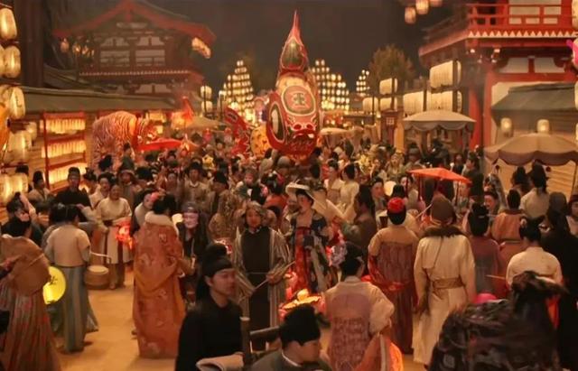 三人同日来喜见百花开打一个字，“三人同日来（年味最后一关——元宵）