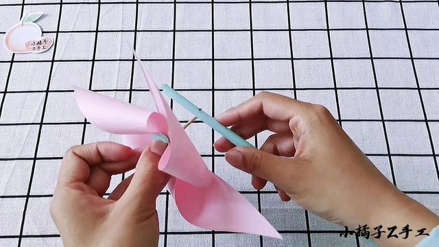 手工风车的制作方法，手工大风车的做法（快和我一起制作一款超好玩的纸风车吧）