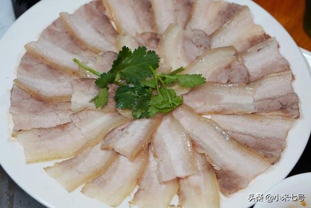 东北特色菜之铁锅炖大鱼，看着土气吃后服气的东北铁锅炖大鱼