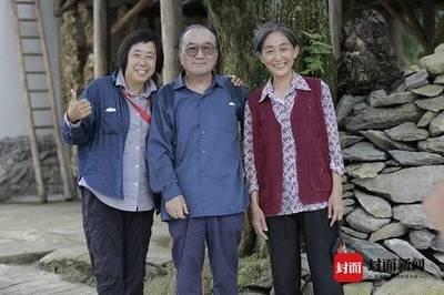 72岁的李保田领着妻子一起接受采访，这就是执子之手与子偕老了吧