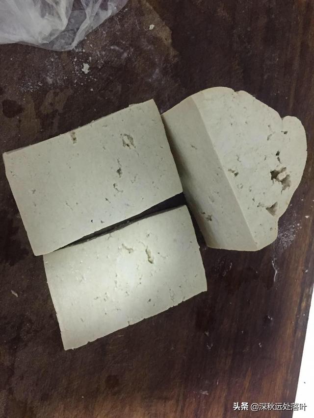 扔巴鱼顿豆腐的家庭做法，扔巴鱼的家常做法（沂蒙山正宗农家鲅鱼炖豆腐）