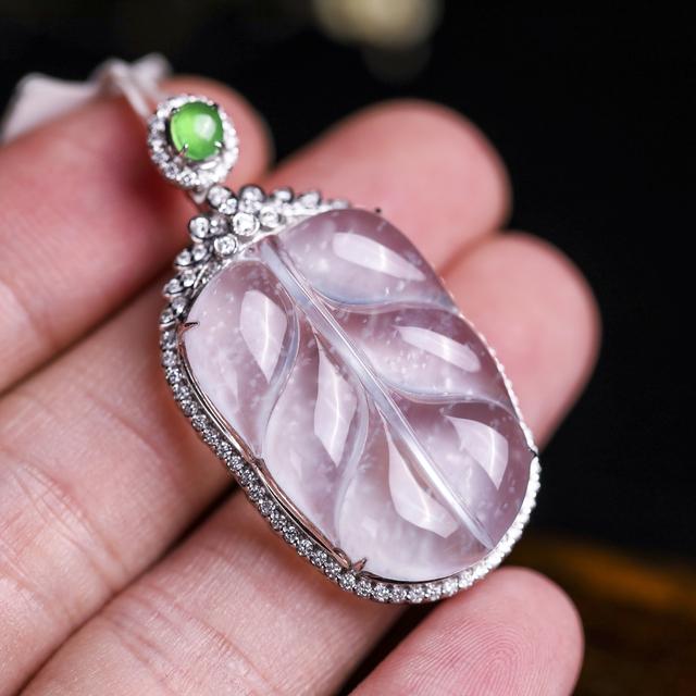 翡翠的鉴别方法水泡，翡翠的鉴别方法水泡法（翡翠泡进水里竟然出现气泡）