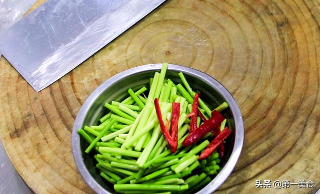 蒜苔炒肉怎么炒好吃，蒜苔炒肉怎么炒才好吃又简单（厨师长教你做蒜苔炒肉片）