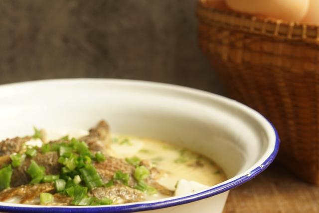 泥鳅炖豆腐的做法，泥鳅炖豆腐最佳做法（三步炖出色如奶白的鲜美浓汤）