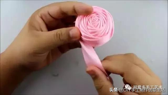 彩带的折法，彩带的折法大全 风铃花（一根丝带就卷出一朵螺旋形状的玫瑰）