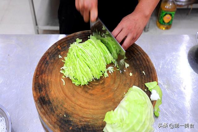 粉丝用冷水泡还是热水，干粉丝用冷水浸泡还是开水（粉丝不能泡软就炒）
