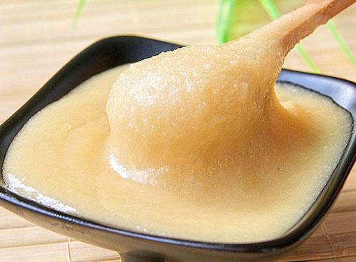 蜂蜜的辨别真假方法，蜂蜜辨别真假的方法（30年蜂农教你4招）