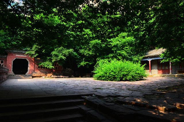 僧、尼、道共居一山修行  承德丰宁白云古洞景区，僧、尼、道共居一山修行（有一桥飞架两山之间的千年古刹）