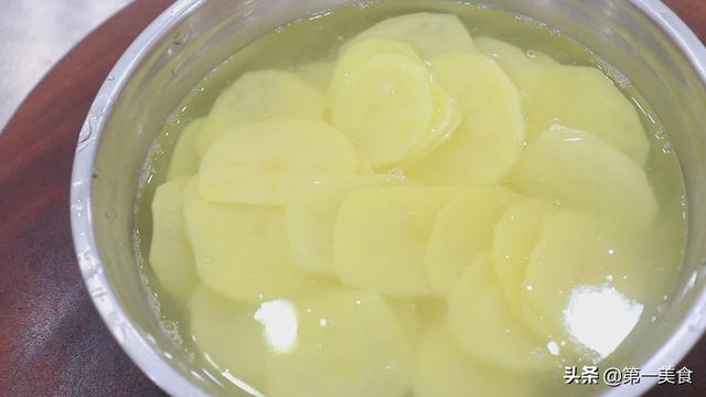 薯片的制作方法，薯片的简单制作方法（自己在家炸的一样嘎嘣脆）