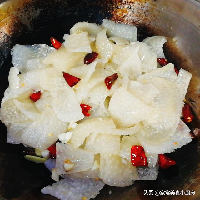 干皮肚怎么泡，干皮肚怎么泡能泡的多（尖椒炒皮肚这样做香辣入味）