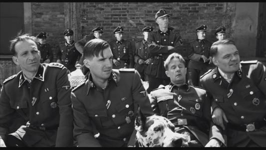 枪毙的一瞬间有感觉吗，枪决有感觉吗（这是德军屠杀犹太人的真实场景）