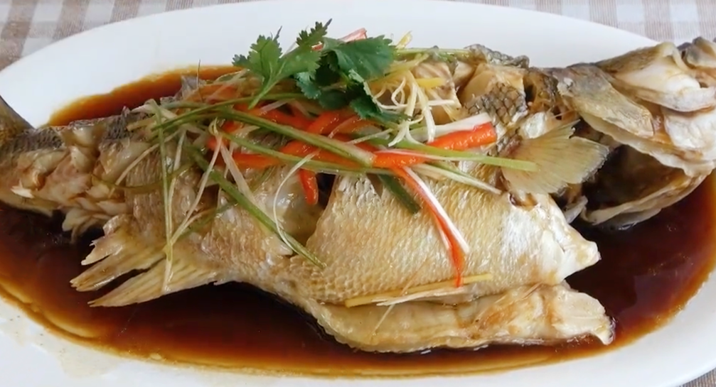 【清蒸鱸魚】做法步驟圖 魚肉鮮嫩多汁 不腥不老-起舞食譜網