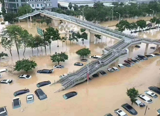 汽车被水淹了怎么办，下暴雨汽车被水淹了怎么办（车辆若不幸被水泡了）