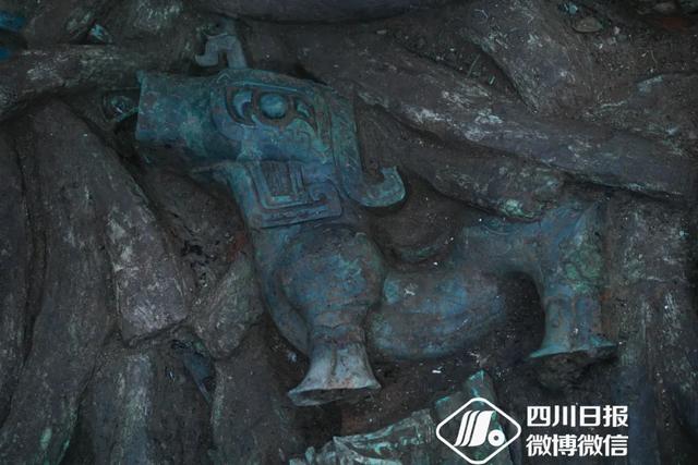 考古队发现奥特曼石像，卫星拍到奥特曼是真的吗（三星堆“挖出”诸葛亮和奥特曼）