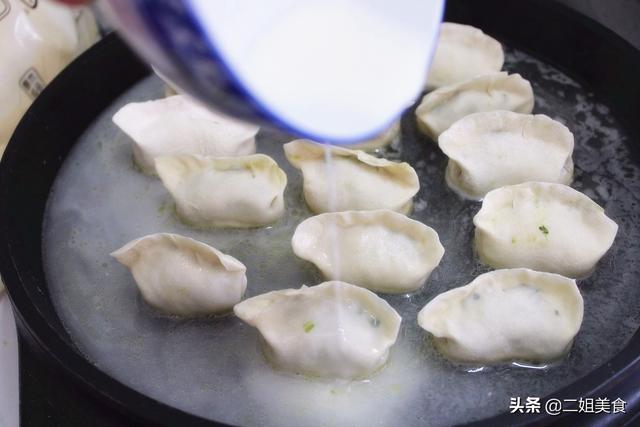 速冻饺子做煎饺的做法，用速冻饺子做煎饺怎么做（轻松做冰花锅贴）