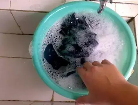 裤子掉色怎么办，纯棉裤子掉色怎么办（老保姆教你一招）