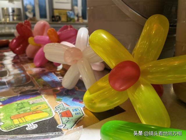 气球花朵造型简单做法，气球花的做法（长春小学生用气球自制“鲜花”表达爱师之情）