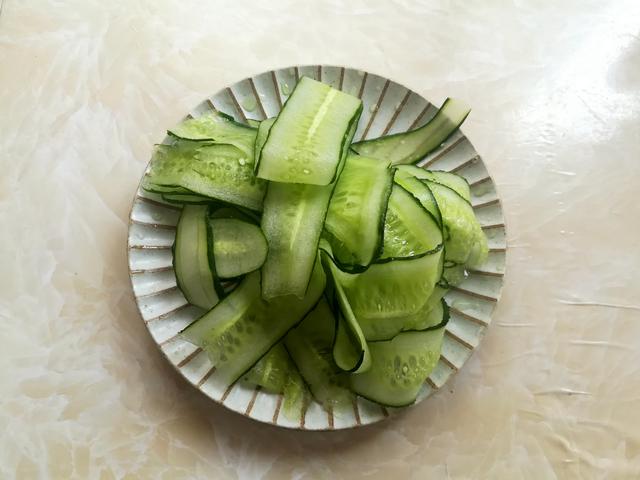 皮蛋黄瓜汤的做法，皮蛋汤怎么做汤才白（第一次喝这汤）