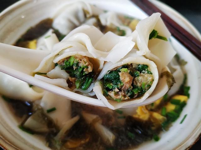 荠菜猪肉馅馄饨怎么调好吃，在我们家，但凡想不出要吃什么