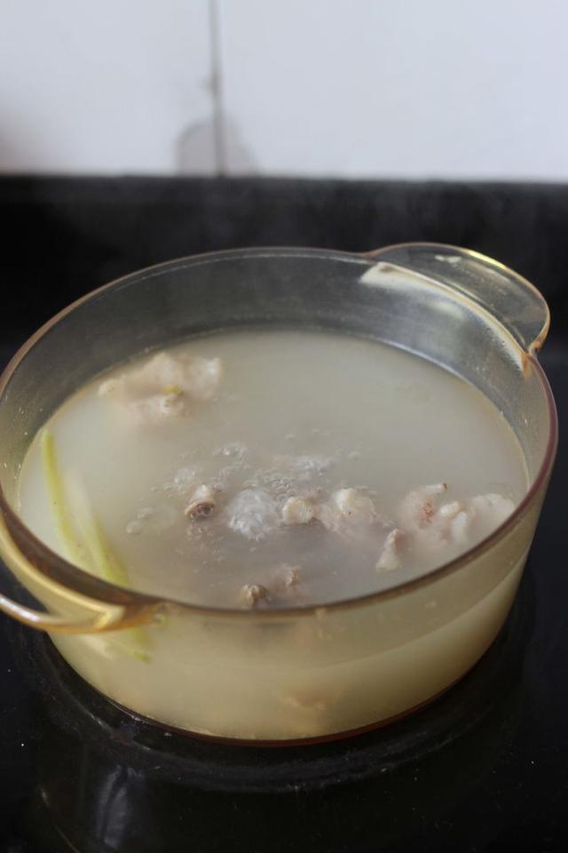 火锅清汤锅怎么配制，揭秘火锅店的奶白浓汤锅底