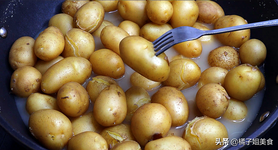 圖片[3]-家常小土豆餅酥脆做法：5步炸出金黃外皮，燒烤料調(diào)味比肉還搶-起舞食譜網(wǎng)