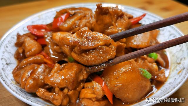 鸡肉炖土豆怎么炒好吃又嫩，土豆炖鸡这样做太好吃了