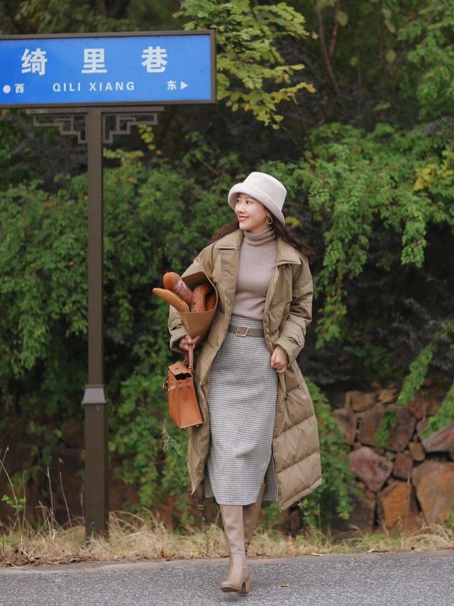 长款羽绒服图片，中长款羽绒服（这个冬天“长款羽绒服”又火了）