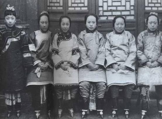 缠足陋习起源于何处，缠足记载（不但象征审美还代表着社会地位）