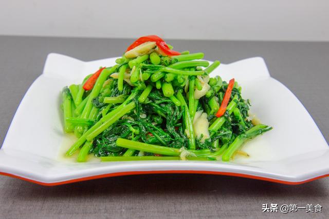 茼蒿怎么吃好吃，厨师长简单一炒很家常
