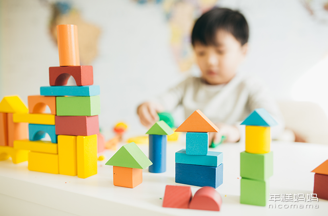 多少父母杀了自闭症，为什么大多数自闭症孩子的父母都是高学历（3个自闭症家庭的脱轨人生）