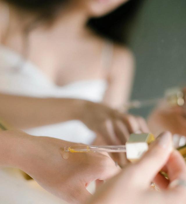 兰蔻小黑瓶和雅诗兰黛小棕瓶哪个好，进口眼膜排行榜10强：兰蔻小黑瓶眼膜第4（“四大精华”深度测评）