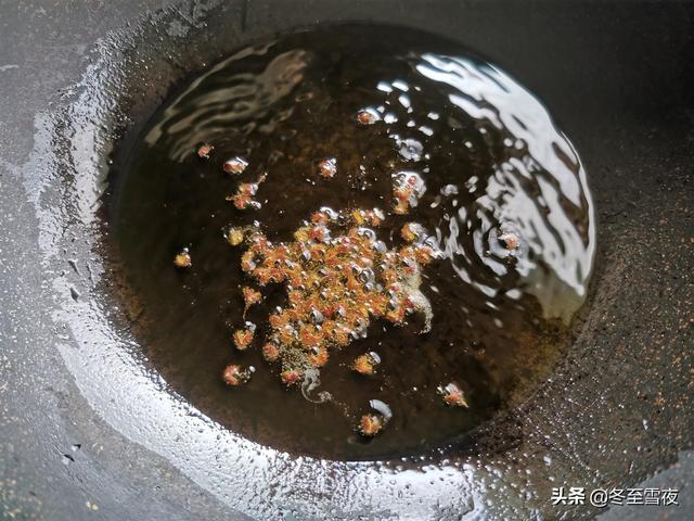 西红柿炒大头菜，大头菜的家常做法西红柿炒大头菜（包菜和西红柿一起搭配炒）