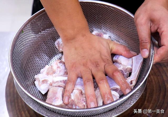 蒜香大排骨的做法家常，大厨教你做蒜香排骨（蒜香排骨经典的家常做法）