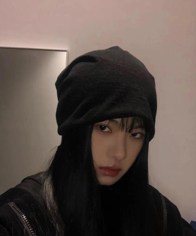 女生霸气抽烟，微信头像，女生霸气抽烟（酷女孩头像）