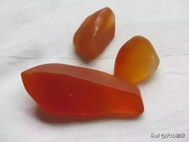 金丝玉是什么玉，金丝玉和翡翠玉谁更好一点（美丽的金丝玉有着什么样的神秘历史）