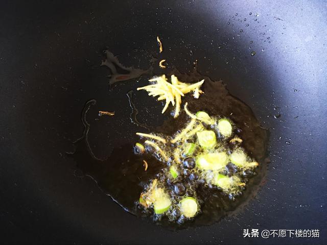 粤菜西兰花炒虾球，西兰花炒虾球这样炒出来颜色青绿