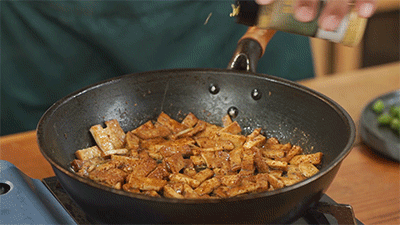 青椒炒豆腐的做法，豆腐做法简单又好吃（家常素食：青椒炒豆腐）